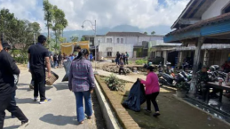 Peduli Lingkungan, Anggota Pemuda GSJA Kumpulkan Sampah Plastik di Lereng Gunung Merbabu