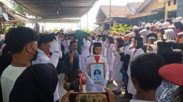 Pemakaman Ketua OSIS SMAN 1 Cawas yang Meninggal Gara-gara Diceburkan ke Kolam Sekolah