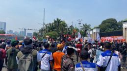 Ribuan Buruh dan Mahasiswa Demo di Gedung DPR Tolak Revisi UU Pilkada