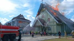 Gereja Maranatha Palangkaraya Terbakar: Gereja Tertua Kedua Ludes Dilahap Api