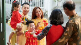 Imlek Sebentar Lagi, Ajarkan Aturan Sosial Ini ke Anak Saat Bertamu ke Rumah Orang Lain