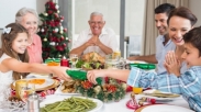 Jangan Hanya Untuk Bersenang-senang Aja, Yuk Ajak Anak Berdoa Bersama di Rumah Saat Natal