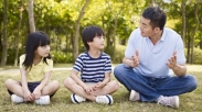 Sebagai Berkat Dari Tuhan, Orangtua Patut Perlakukan Anak Dengan 3 Tindakan Ini