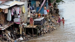 Mengurangi Risiko Banjir, Bangunan di Daerah Aliran Sungai Bogor-Jakarta Dibongkar